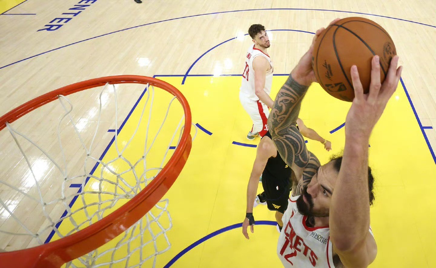 火箭血洗猛龙，布拉德利送出助攻的简单介绍