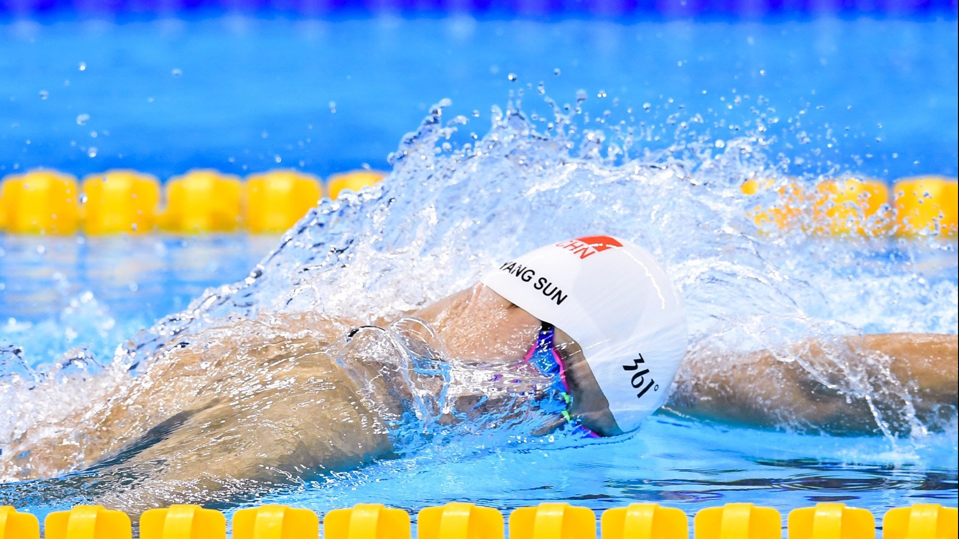 赛道上的钢铁意志，法比尼奥关键战不手软，F1年度争冠之夜终局之战