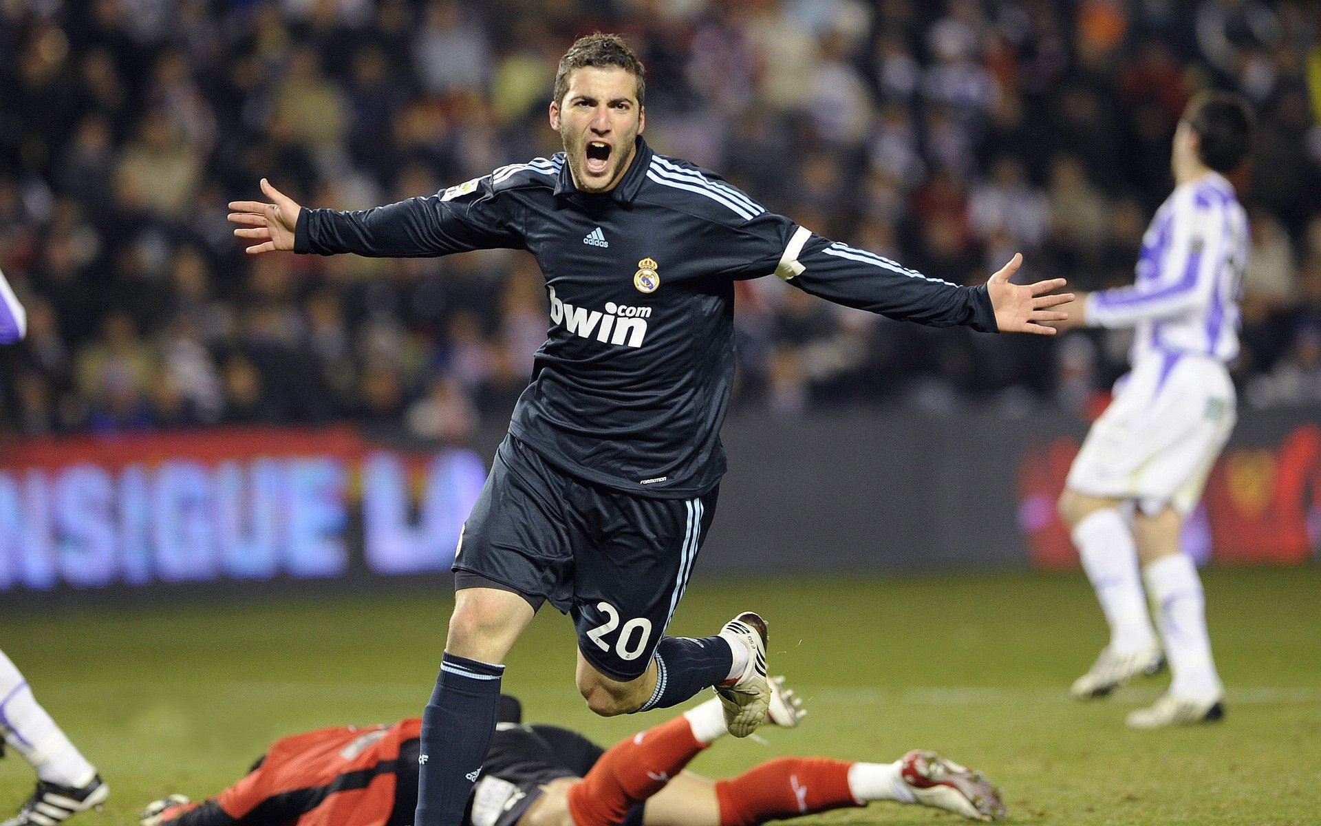 赛道上的毫厘之争，汉密尔顿关键制胜，雷诺车队险胜索伯车队